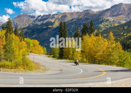 Fallen Sie auf Route 550 San Juan Skyway Scenic Byway auch bekannt als Million Dollar Highway zwischen Ouray und Silverton in Colorado Stockfoto