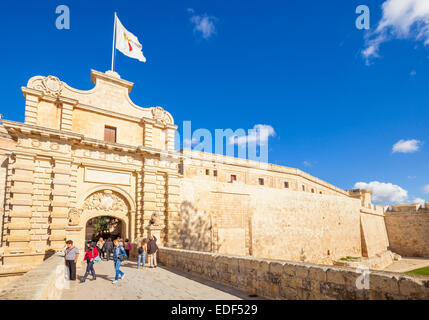 Mdina Haupttor mit Touristen mittelalterlichen Stadtmauer Mdina Malta EU Europa Stockfoto