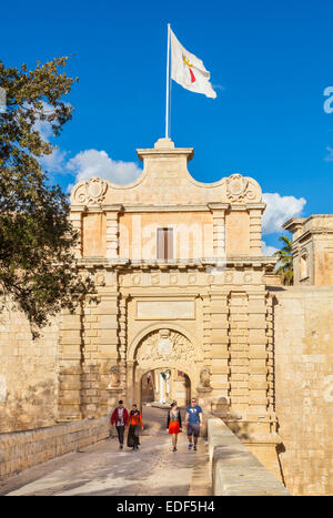 Mdina Haupttor mit Touristen mittelalterlichen Stadtmauer Mdina Malta EU Europa Stockfoto