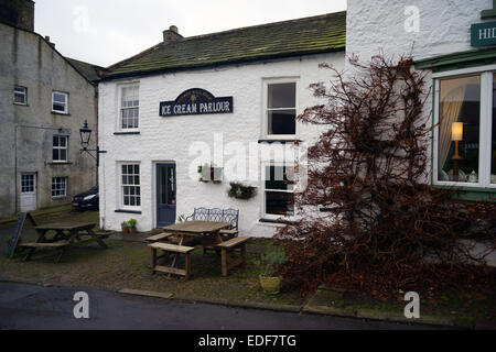 Reeth Eisdiele an einem bewölkten Tag im Swaledale Stockfoto