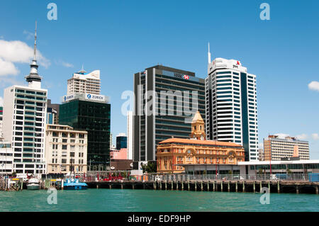 Auckland City Skyline über Waitemata Harbour, New Zealand. Stockfoto