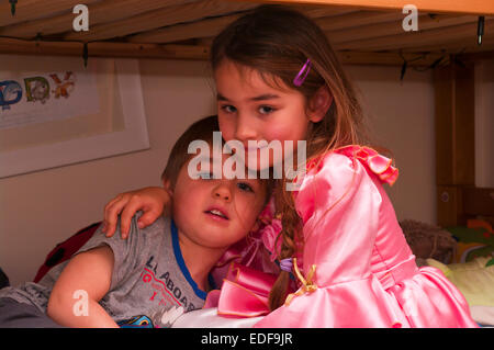 Young Bruder und Schwester kuscheln in die Kamera schaut Stockfoto