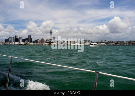 Auckland City Skyline über Waitemata Harbour, New Zealand. Stockfoto