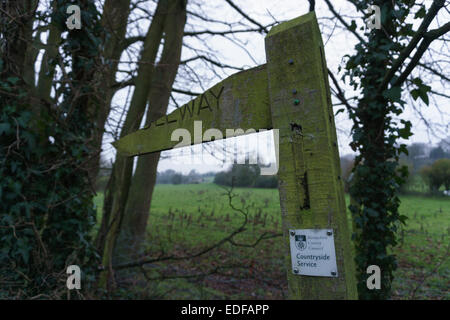 Gebrochene Bridlway Zeichen in Winchester Stockfoto