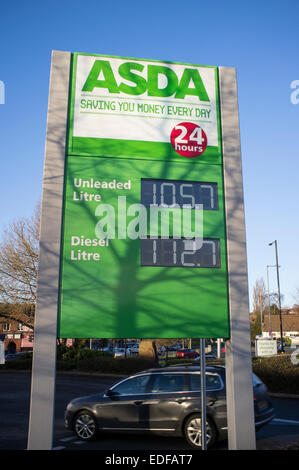 Asda Supermarket führt Krieg gegen billigere Kraftstoffpreise, Walsall Stockfoto