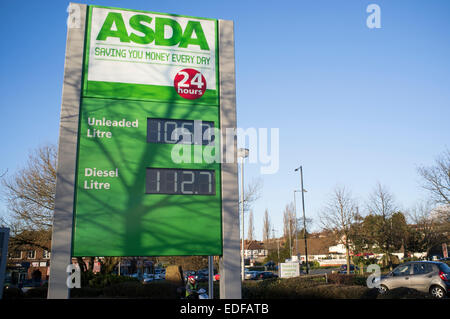 Asda Supermarket führt Krieg gegen billigere Kraftstoffpreise, Walsall Stockfoto