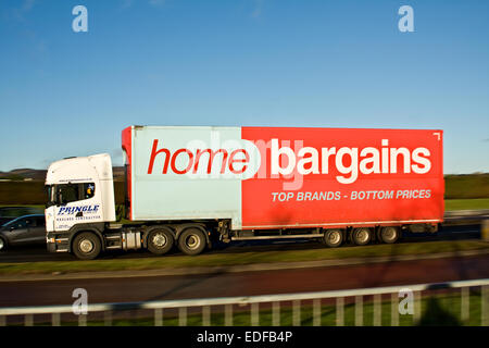 Schwenken ein Schnäppchen nach Hause artikuliert LKW mit hinteren Sync-Blitz Reisen entlang der Kingsway West Schnellstraße in Dundee, Großbritannien Stockfoto