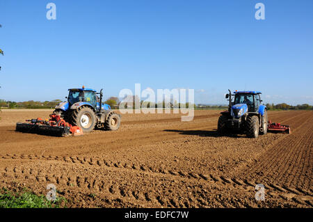 Vorbereitung des Bodens für Mais zu Pflanzen. Chichester Plain. Stockfoto