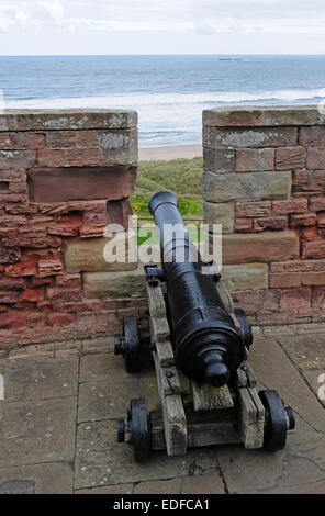 Canon auf der Stadtmauer von Bamburgh Castle. Stockfoto