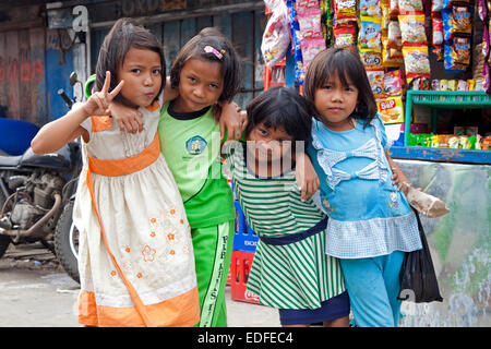 Vier indonesische Kinder posieren in Kota / alte Batavia, Java, Indonesien Stockfoto