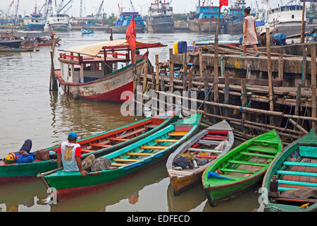 Kleine bunte hölzerne Fischerboote im alten Hafen Batavia in Jakarta, Java, Indonesien Stockfoto