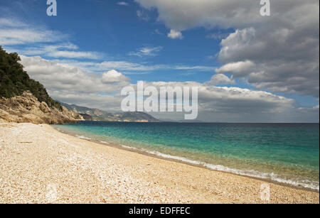 Strand von Cala Sisine, Ende des Selvaggio Blu trekking entlang der Küste von Baunei, Provinz Ogliastra, Sardinien, Italien Stockfoto