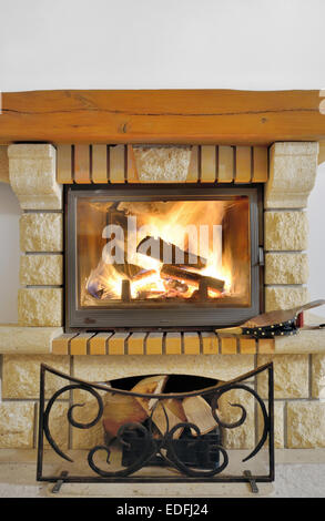 Feuer im Kamin. Close Up von Brennholz im Feuer brennen Stockfoto