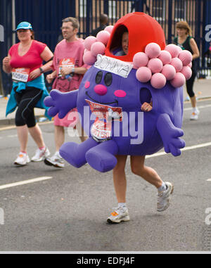 Ein Läufer in den London-Marathon hat Leben für sich selbst erschwert durch das Tragen einer Tracht sehr unhandlich. Stockfoto