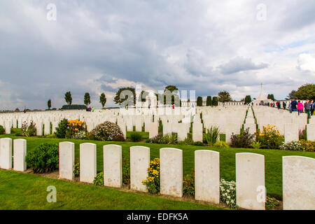 Tyne Cot Friedhof, Gräber der größte Commonwealth Friedhof der Welt, mit mehr als 12.000 Soldaten aus dem ersten Weltkrieg Stockfoto