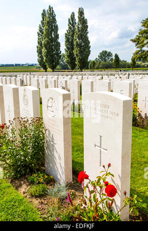 Tyne Cot Friedhof, Gräber der größte Commonwealth Friedhof der Welt, mit mehr als 12.000 Soldaten aus dem ersten Weltkrieg Stockfoto