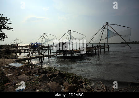 Freitragend chinesischen Fischernetze in Fort Cochin, Indien Stockfoto