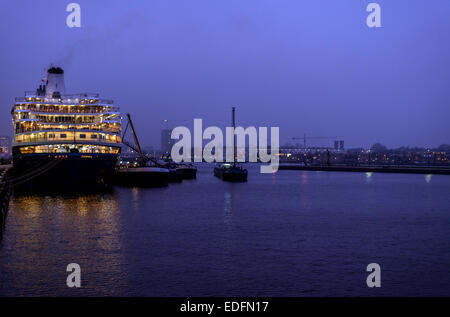 Kreuzfahrtschiff vor Anker am Terminal Amsterdam Passagiere in der Abenddämmerung mit Blick auf den Hafen im Hintergrund Stockfoto