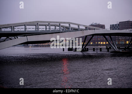 Amsterdam Jan Schaeferbrug (Brug: 2000) in der Abenddämmerung Stockfoto