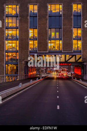 Jan Schaeferbrug (Brug: 2000) in Amsterdam mit zweispurige Straße, die durch Gebäude "De Zwijger" im Hafen von Amsterdam Stockfoto