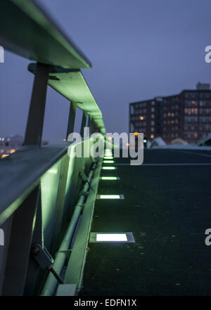 Scenic Schritte für Fußgänger an Jan Schaeferbrug beleuchtet (Brug: 2000) in der Abenddämmerung Stockfoto