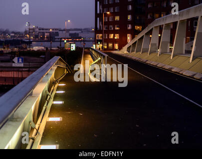 Scenic Schritte für Fußgänger an Jan Schaeferbrug beleuchtet (Brug: 2000) in der Abenddämmerung Stockfoto