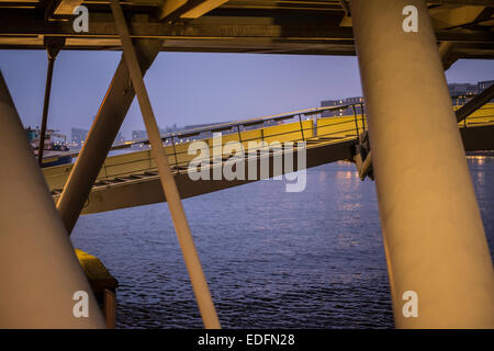 Blick auf Hafen unter Jan Schaeferbrug (Brug: 2000) in der Abenddämmerung Stockfoto