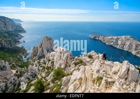 Vogelperspektive Blick auf felsigen Kalkstein-mediterrane Landschaft am Calanque de Sugiton Stockfoto