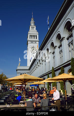 Alfresco Dining im Herbst "Der Markt Bar' Ferry Building restaurant Embarcadero der Ferry Plaza Farmers Market San Francisco Kalifornien USA Stockfoto