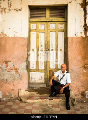 Man stellt vor der alten Tür in historischen kolonialen Granada, Nicaragua Stockfoto