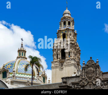 Kuppel der St. Francis Chapel und Bell Tower über das Museum des Mannes, El Prado, Balboa Park, San Diego, Kalifornien, USA Stockfoto