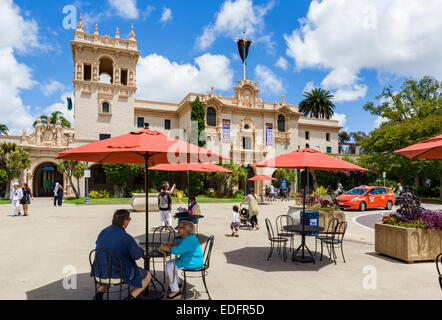 Besucher sitzen vor Thel Prado Restaurant, Balboa Park, San Diego, Kalifornien, USA Stockfoto