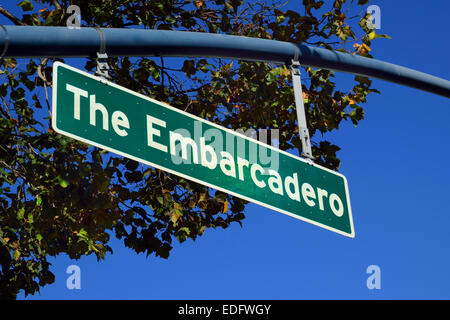 Sonnendurchflutetes Straßenschild für die Embarcadero eine Uferstraße und Gehweg Wartung der Port of San Francisco USA Stockfoto