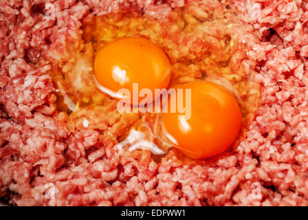 Hackfleisch mit Eiern im Rührgerät Stockfoto