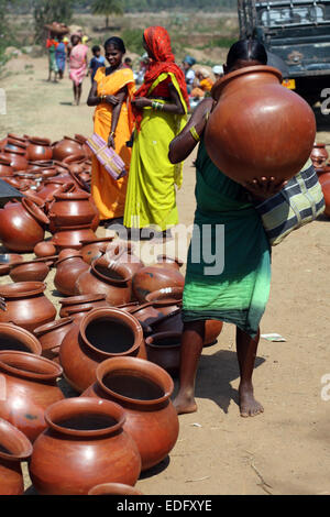 Adivasi Frauen betrachten Töpfe in Tokapal Markt, Chhattisgarh, Madyha Pradesh, India Stockfoto