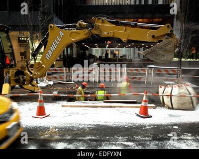New York, USA. 6. Januar 2015. Arbeiter führen Wartung Straßenbetrieb während eines Schneefalls in New York, Vereinigte Staaten, 6. Januar 2015. Bildnachweis: Niu Xiaolei/Xinhua/Alamy Live-Nachrichten Stockfoto