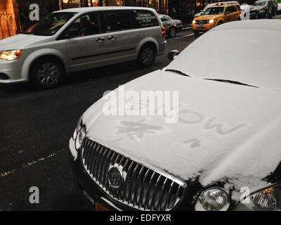 New York, USA. 6. Januar 2015. Ein Fahrzeug geht vorbei an einer während eines Schneefalls in New York, Vereinigte Staaten, 6. Januar 2015 mit Schnee bedeckt. Bildnachweis: Niu Xiaolei/Xinhua/Alamy Live-Nachrichten Stockfoto