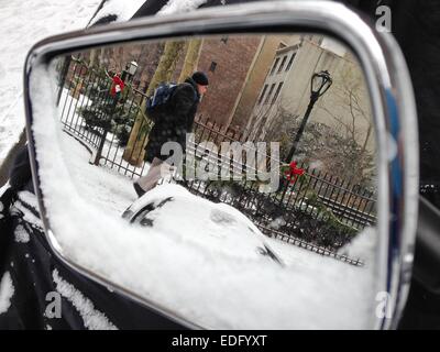 New York, USA. 6. Januar 2015. Ein Fußgänger spiegelt sich in der Rückansicht Spiegel eines Motorrades während eines Schneefalls in New York, Vereinigte Staaten, 6. Januar 2015. Bildnachweis: Niu Xiaolei/Xinhua/Alamy Live-Nachrichten Stockfoto