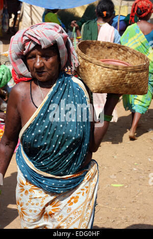 Adivasi-Frauen im Tokapal Markt, Chhattisgarh, Madyha Pradesh, India Stockfoto