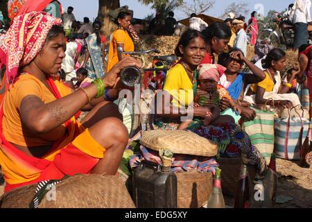 Adivasi Frauen verkaufen Schnaps in Tokapal Markt, Chhattisgarh, Madyha Pradesh, India Stockfoto