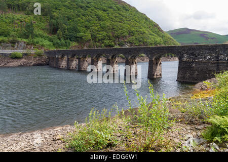 Bögen der untergetaucht Dam mit Straße an der Spitze. Garreg-Ddu Reservoir, Elan-Tal, Powys, Wales, Vereinigtes Königreich, Europa. Stockfoto