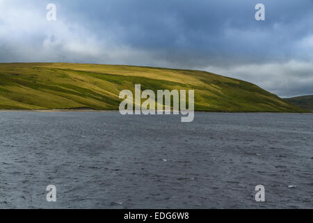 Der Claerwen-Stausee, in der Mitte walisischen Hügeln, umgeben von Hügeln. Elan-Tal, Powys, Wales, Vereinigtes Königreich, Europa. Stockfoto