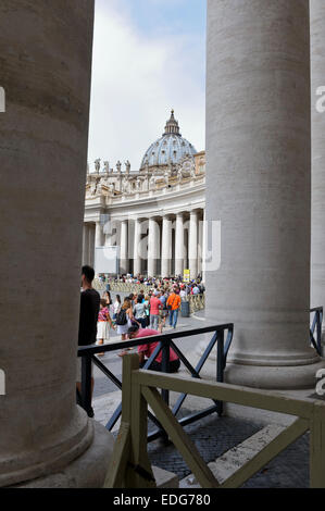 Eine lange Schlange von Touristen warten auf Eingabe St Peter Basilica in der Vatikanstadt, Rom, Italien. Stockfoto