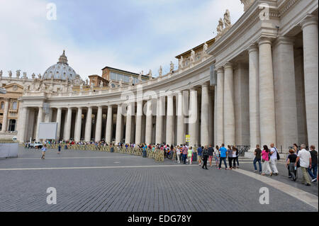 Eine lange Schlange von Touristen warten auf Eingabe St Peter Basilica in der Vatikanstadt, Rom, Italien. Stockfoto