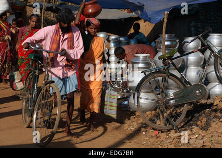 Adivasi Menschen in Tokapal Markt, Chhattisgarh, Madyha Pradesh, India Stockfoto