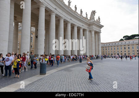 Eine lange Schlange von Touristen warten auf Eingabe St Peter Basilica in der Vatikanstadt, Rom, Italien. Stockfoto