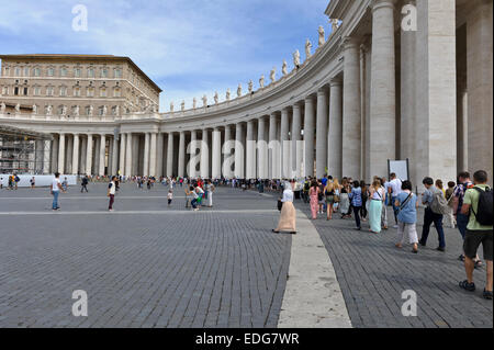 Eine lange Schlange von Touristen warten auf Eingabe St Peter Basilica in der Vatikanstadt, Rom, Italien. Stockfoto