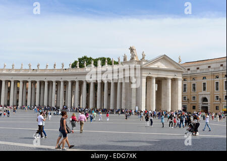 Eine lange Schlange von Touristen warten auf geben Sie der Basilika St. Peter im Vatikan, Rom, Italien. Stockfoto