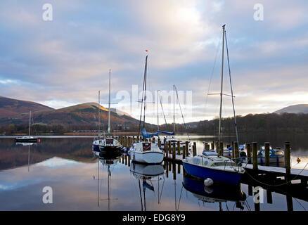 Boote vertäut am Nichol Ende Marine, Derwentwater, Nationalpark Lake District, Cumbria, England UK Stockfoto