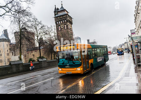 Öffentliche Verkehrsmittel Bus fahren im Regen vorbei an der Schlossturm, Cardiff City, der Hauptstadt von Wales UK Stockfoto